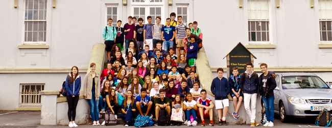 LISA-Sprachreisen-Schueler-Englisch-Irland-Ennis-Schule-Tor-Gruppe-Sommer