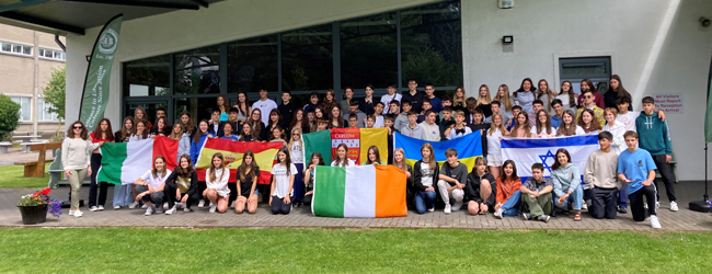 LISA-Sprachreisen-Schueler-Englisch-Irland-Garlow-College-Schule-Schuelergruppe-Flaggen