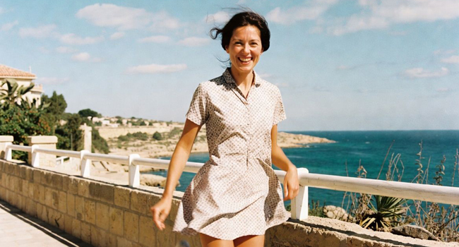 Congedo formativo Malta Sliema con LISA! – imparare l’inglese e scoprire Malta in modo rilassato Adulta sulla costa di Malta durante un congedo formativo LISA! gode della vista sul mare e dell’atmosfera mediterranea