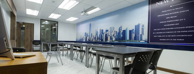 Aula nella scuola di lingue a Bangkok Vista di un’aula con tavoli e sedie nella scuola di lingue a Bangkok