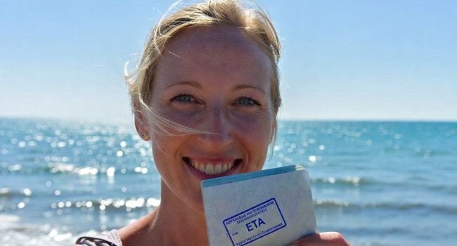  Partecipante adulta con documento di ingresso ETA a Bournemouth durante un soggiorno linguistico LISA! in Inghilterra