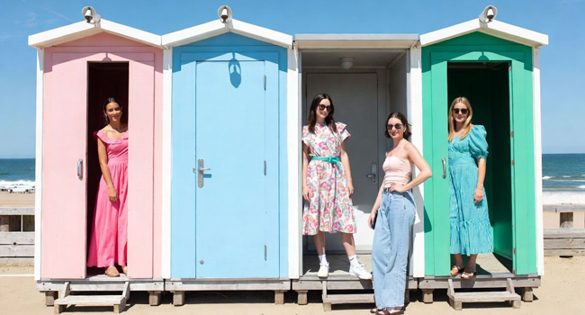 Soggiorni linguistici in Inghilterra Bournemouth con LISA! – cabine da spiaggia, mare e tempo libero rilassante Adulti davanti a colorate cabine da spiaggia a Bournemouth Inghilterra durante un soggiorno linguistico LISA! godono del mare