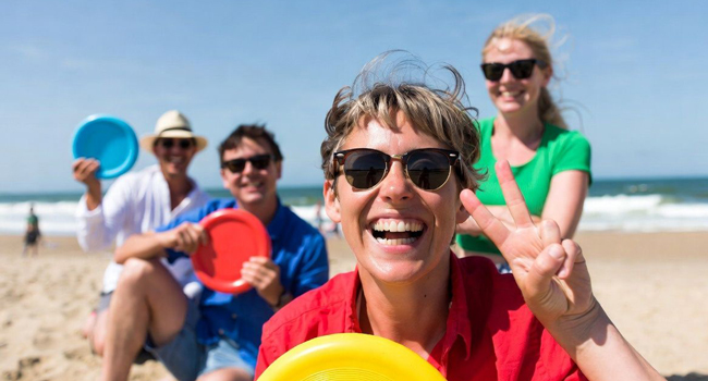 Soggiorni linguistici in Inghilterra Bournemouth con LISA! – tempo libero, spiaggia e attività di gruppo Adulti sulla spiaggia a Bournemouth Inghilterra durante un soggiorno linguistico LISA! giocano insieme e si godono il tempo libero
