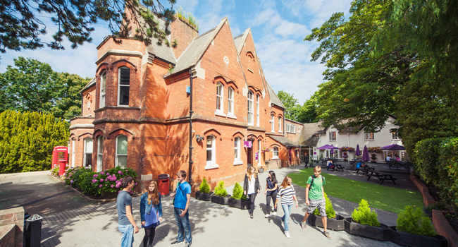 Soggiorni linguistici in Inghilterra Bournemouth con LISA! – scuola, campus e atmosfera internazionale Scuola di lingue a Bournemouth Inghilterra con partecipanti nel cortile durante un soggiorno linguistico LISA!