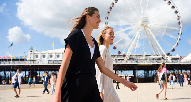 Soggiorni linguistici in Inghilterra Bournemouth con LISA! – lungomare, tempo libero ed esperienze internazionali Partecipanti donne in un soggiorno linguistico a Bournemouth Inghilterra passeggiano sul lungomare durante un soggiorno LISA!