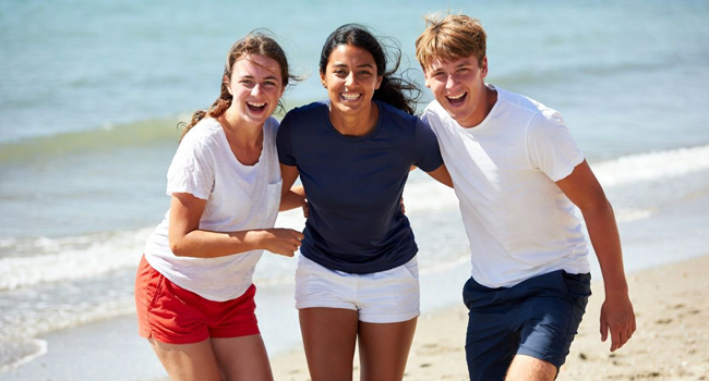  Partecipanti adulti sulla spiaggia di Bournemouth che si godono un soggiorno linguistico LISA! in Inghilterra