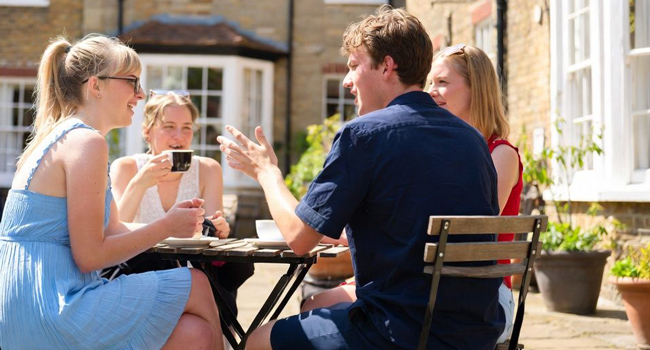  Partecipanti adulti che si godono una pausa in un caffè a Bournemouth durante un soggiorno linguistico LISA! in Inghilterra