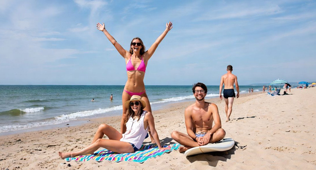 Partecipanti adulti che si rilassano sulla spiaggia di Bournemouth durante un soggiorno linguistico LISA! in Inghilterra