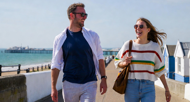 Partecipanti adulti che passeggiano vicino al mare a Bournemouth durante un soggiorno linguistico LISA! in Inghilterra