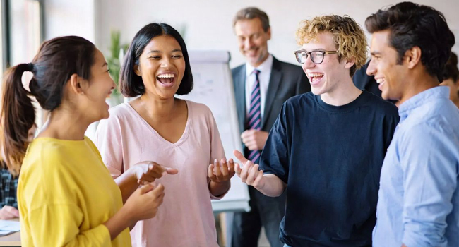 Partecipanti adulti che conversano nella scuola di lingue durante un soggiorno linguistico LISA! in Inghilterra Bournemouth