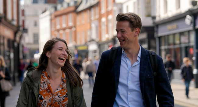 Soggiorni linguistici per adulti in Inghilterra Brighton con LISA! – divertimento, città ed esperienze condivise Partecipanti adulti che passeggiano per Brighton godendosi un soggiorno linguistico LISA! in Inghilterra