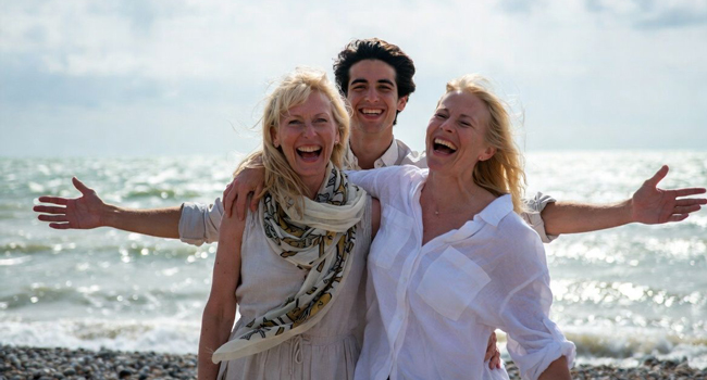 Soggiorni linguistici per adulti in Inghilterra Brighton con LISA! – divertimento, mare e comunità Partecipanti adulti vicino al mare a Brighton che si godono un soggiorno linguistico LISA! in Inghilterra
