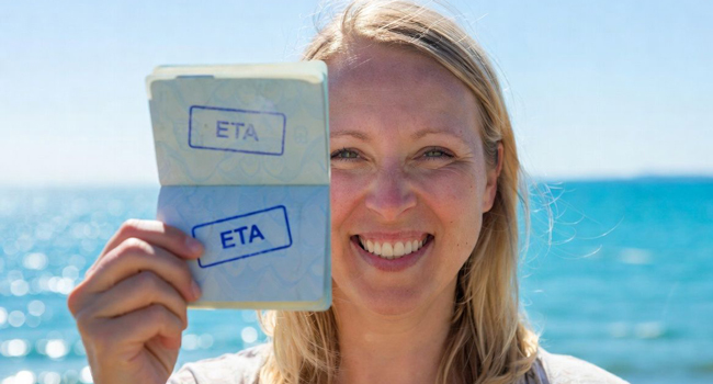 Soggiorni linguistici per adulti in Inghilterra Brighton con LISA! – requisiti di ingresso ed ETA Partecipante adulta con documento di ingresso ETA a Brighton durante un soggiorno linguistico LISA! in Inghilterra