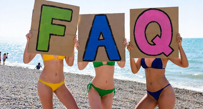 FAQ sui soggiorni linguistici in Inghilterra Brighton con LISA! – domande e risposte Tre partecipanti sulla spiaggia di Brighton tengono cartelli FAQ durante un soggiorno linguistico LISA! in Inghilterra