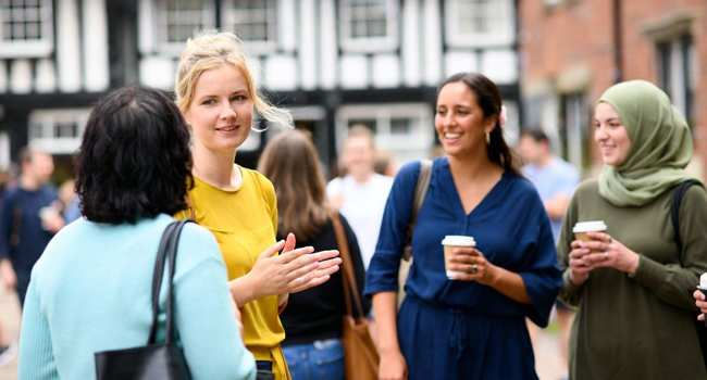 Soggiorni linguistici per adulti in Inghilterra Brighton con LISA! – comunicazione e scambio internazionale Partecipanti adulti che conversano a Brighton durante un soggiorno linguistico LISA! in Inghilterra
