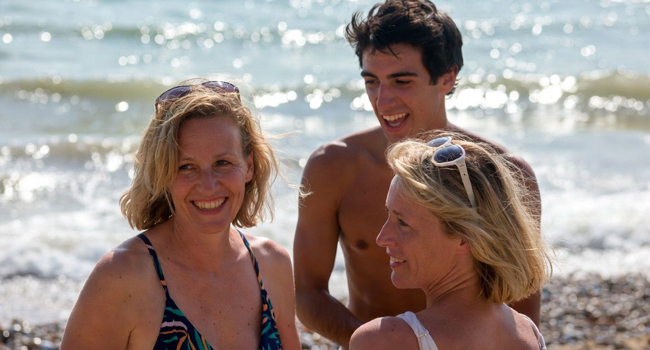 Soggiorni linguistici per adulti in Inghilterra Brighton con LISA! – mare, tempo libero e balneazione Partecipanti adulti sulla spiaggia di Brighton che si godono il mare durante un soggiorno linguistico LISA! in Inghilterra