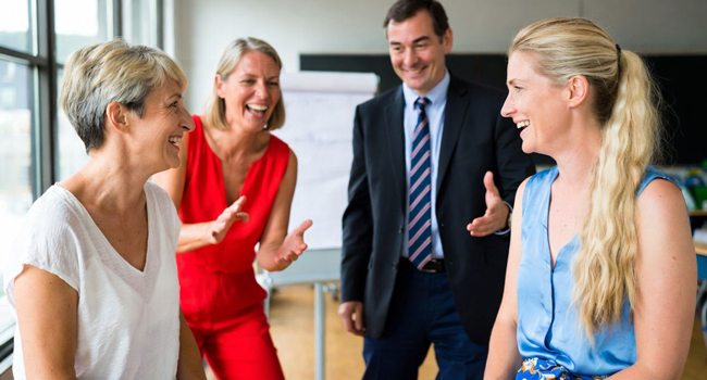 Soggiorni linguistici per adulti in Inghilterra Brighton con LISA! – comunicazione e apprendimento in classe Partecipanti adulti che interagiscono in un corso di lingua a Brighton durante un soggiorno linguistico LISA! in Inghilterra