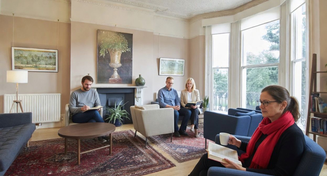 Soggiorni linguistici per adulti in Inghilterra Brighton con LISA! – pause rilassanti nella scuola di lingue Partecipanti adulti che si rilassano nella lounge della scuola durante un soggiorno linguistico LISA! in Inghilterra Brighton