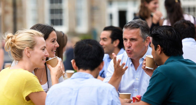 Soggiorni linguistici per adulti in Inghilterra Brighton con LISA! – comunicazione e conversazioni nella vita quotidiana Partecipanti adulti che conversano in un caffè a Brighton durante un soggiorno linguistico LISA! in Inghilterra