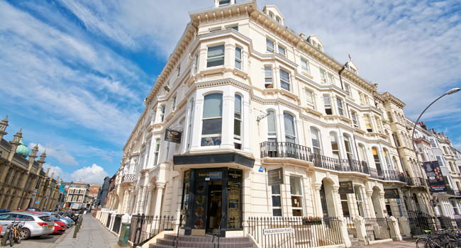 Soggiorni linguistici per adulti in Inghilterra Brighton con LISA! – scuola di lingue e sede del corso Scuola di lingue a Brighton durante un soggiorno linguistico LISA! in Inghilterra per adulti – edificio della scuola