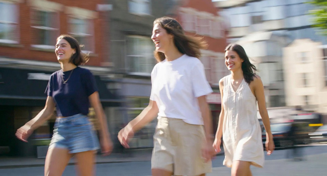 Tre partecipanti che passeggiano per Brighton durante un soggiorno linguistico LISA! per adulti in Inghilterra