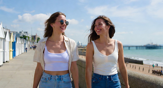 Soggiorni linguistici per adulti in Inghilterra Brighton con LISA! – lungomare, mare e tempo libero Due partecipanti che passeggiano sul lungomare di Brighton durante un soggiorno linguistico LISA! in Inghilterra
