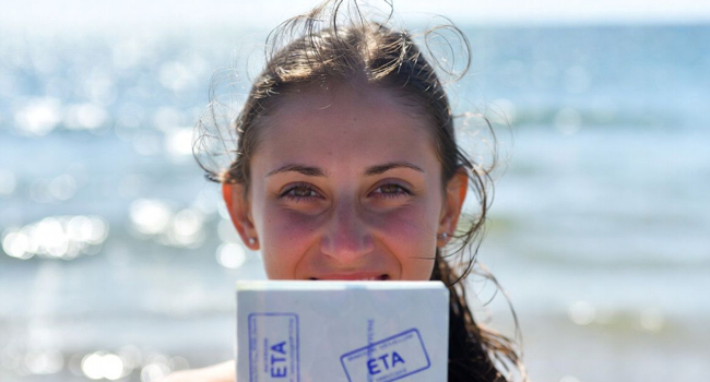 Soggiorni linguistici per adulti in Inghilterra Brighton con LISA! – requisiti di ingresso, visto ed ETA Partecipante con documento di ingresso ETA sulla spiaggia di Brighton durante un soggiorno linguistico LISA! in Inghilterra