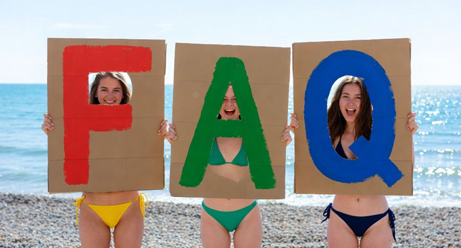 FAQ sui soggiorni linguistici in Inghilterra Brighton con LISA! – domande e risposte Tre partecipanti sulla spiaggia di Brighton tengono cartelli FAQ durante un soggiorno linguistico LISA! in Inghilterra