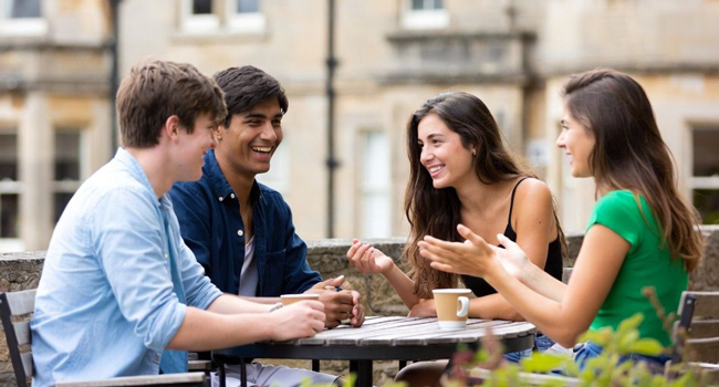 Soggiorni linguistici per adulti in Inghilterra Brighton con LISA! – caffè, conversazioni e tempo libero Partecipanti adulti che parlano in un caffè a Brighton durante un soggiorno linguistico LISA! in Inghilterra