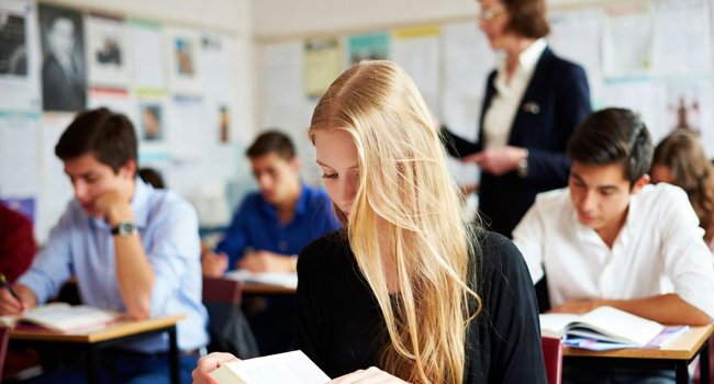 Soggiorni linguistici per adulti in Inghilterra Brighton con LISA! – imparare inglese a scuola Partecipanti che studiano in una lezione di inglese a Brighton durante un soggiorno linguistico LISA! in Inghilterra