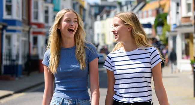 Soggiorni linguistici per adulti in Inghilterra Brighton con LISA! – vita in città, tempo libero ed esperienze condivise Due partecipanti che passeggiano per Brighton durante un soggiorno linguistico LISA! in Inghilterra
