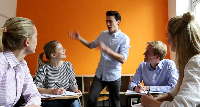 Soggiorni linguistici per adulti in Inghilterra Brighton con LISA! – corso di inglese nella scuola di lingue Partecipanti adulti in una lezione di inglese con insegnante durante un soggiorno linguistico LISA! in Inghilterra Brighton