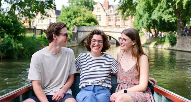 Adulti partecipanti a un soggiorno linguistico LISA! a Cambridge City Inghilterra godono di un giro in barca sul fiume