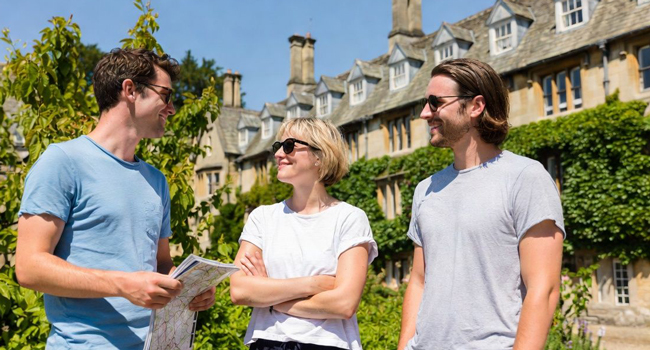 Adulti a Cambridge City Inghilterra con una mappa durante un soggiorno linguistico LISA! esplorano la zona insieme