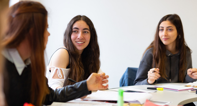 Adulti in corso di inglese a Cambridge City Inghilterra durante un soggiorno linguistico LISA! imparano insieme e interagiscono