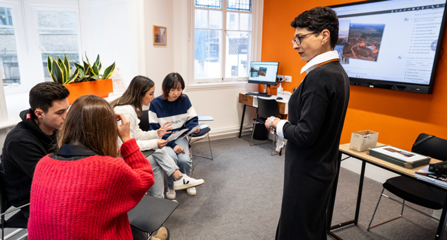 Soggiorni linguistici in Inghilterra Cambridge City con LISA! – scuola di lingua, lezioni e apprendimento moderno Adulti in lezione di inglese a Cambridge City Inghilterra durante un soggiorno linguistico LISA! con insegnante in classe