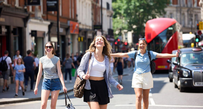 Soggiorni linguistici in Inghilterra Londra con LISA! – turismo, tempo libero ed esperienze indimenticabili Adulti in visita turistica a Londra Inghilterra durante un soggiorno linguistico LISA! godono della città e del tempo libero