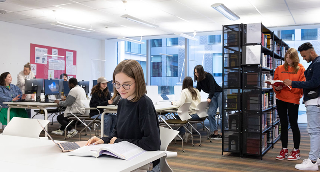 Soggiorni linguistici in Inghilterra Londra con LISA! – apprendimento, biblioteca e strutture moderne Adulti che studiano inglese a Londra Inghilterra durante un soggiorno linguistico LISA! in una biblioteca moderna con computer