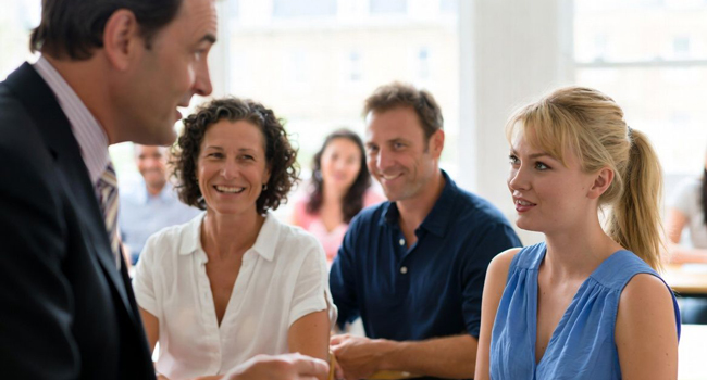 Soggiorni linguistici in Inghilterra Londra con LISA! – corso di lingua, lezioni e apprendimento di gruppo per adulti Adulti in lezione di inglese a Londra Inghilterra durante un soggiorno linguistico LISA! imparano insieme in classe