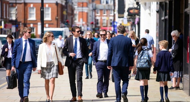 Soggiorni linguistici in Inghilterra Londra con LISA! – vita urbana, quotidianità e atmosfera internazionale Persone per strada a Londra Inghilterra durante un soggiorno linguistico LISA! vivono la vita quotidiana della città