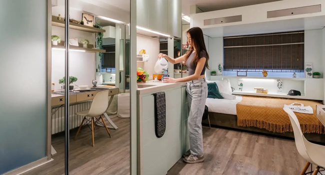 Soggiorni linguistici in Inghilterra Londra con LISA! – monolocale, comfort e vita moderna Monolocale a Londra Inghilterra durante un soggiorno linguistico LISA! per adulti con cucina e spazio moderno