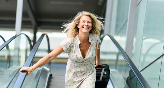 Congedo formativo Malta Sliema con LISA! – imparare l’inglese e viaggiare senza stress Adulta con valigia in aeroporto durante un congedo formativo LISA! entusiasta di partire per Malta per imparare l’inglese