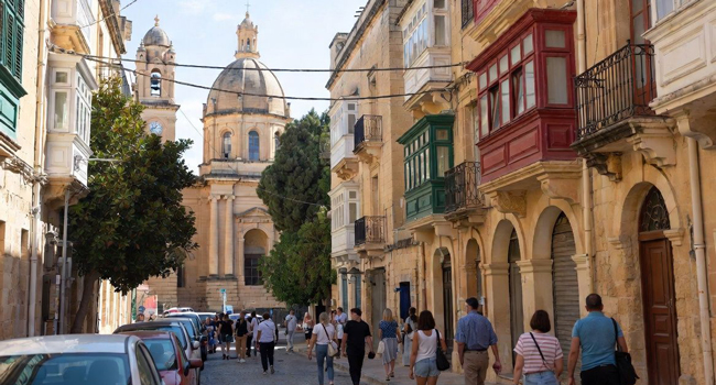 Congedo formativo Malta Sliema 30 Plus con LISA! – imparare l’inglese e vivere la cultura maltese Adulti esplorano strade storiche a Malta durante un congedo formativo LISA! over 30 imparando l’inglese in un’atmosfera mediterranea