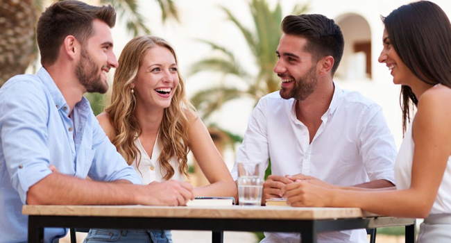 Soggiorni linguistici per adulti a Malta con LISA! – apprendimento e interazione in gruppo internazionale Partecipanti adulti che imparano insieme conversando durante un soggiorno linguistico LISA! a Malta