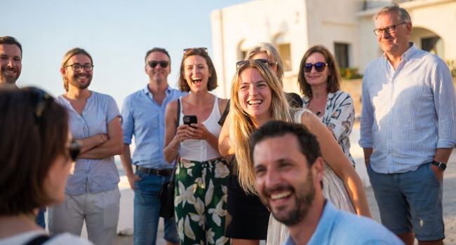 Soggiorni linguistici a Malta per adulti con programma di attività a Sliema Partecipanti adulti a un soggiorno linguistico per adulti a Malta durante il programma di attività a Sliema all’aperto