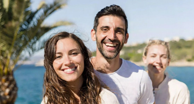 Soggiorni linguistici a Malta per adulti a Sliema con vista sul mare Partecipanti a un soggiorno linguistico per adulti a Malta a Sliema davanti alla costa vicino al mare
