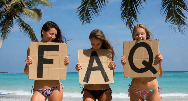 FAQ LISA! soggiorni linguistici 3 donne in bikini sulla spiaggia con cartelli F A Q FAQ LISA! soggiorni linguistici 3 donne in bikini sulla spiaggia con cartelli F A Q