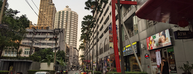 Strada su Sukhumvit Road a Bangkok Strada su Sukhumvit Road a Bangkok