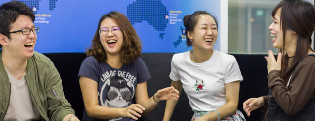Durante la pausa nella scuola di lingue a Bangkok Quattro studenti di lingue nella scuola di lingue a Bangkok