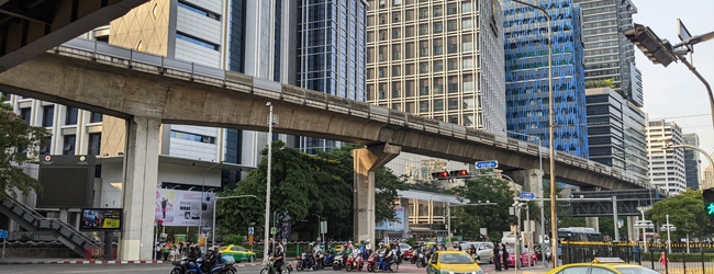 Soggiorni linguistici in Thailandia Bangkok con LISA! – traffico, skytrain e vita urbana moderna Scena di strada a Bangkok Thailandia con skytrain e traffico durante un soggiorno linguistico LISA! mostra la vita urbana